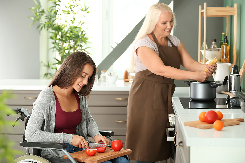 Frauen bereiten Essen in Küche zu